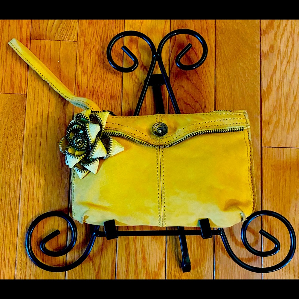 GAP SMALL ZIP CLUTCH WITH ZIPPER FLOWER